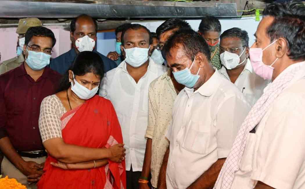Kanimozhi MP pays tribute to Kira's body in Thoothukudi
