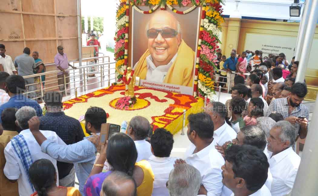 People paying homage at the kalaignar