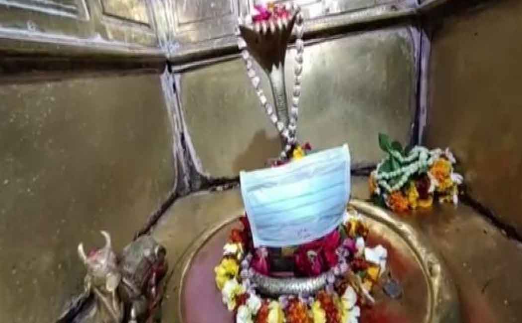 idols masked in varanasi amid the fear of corona virus