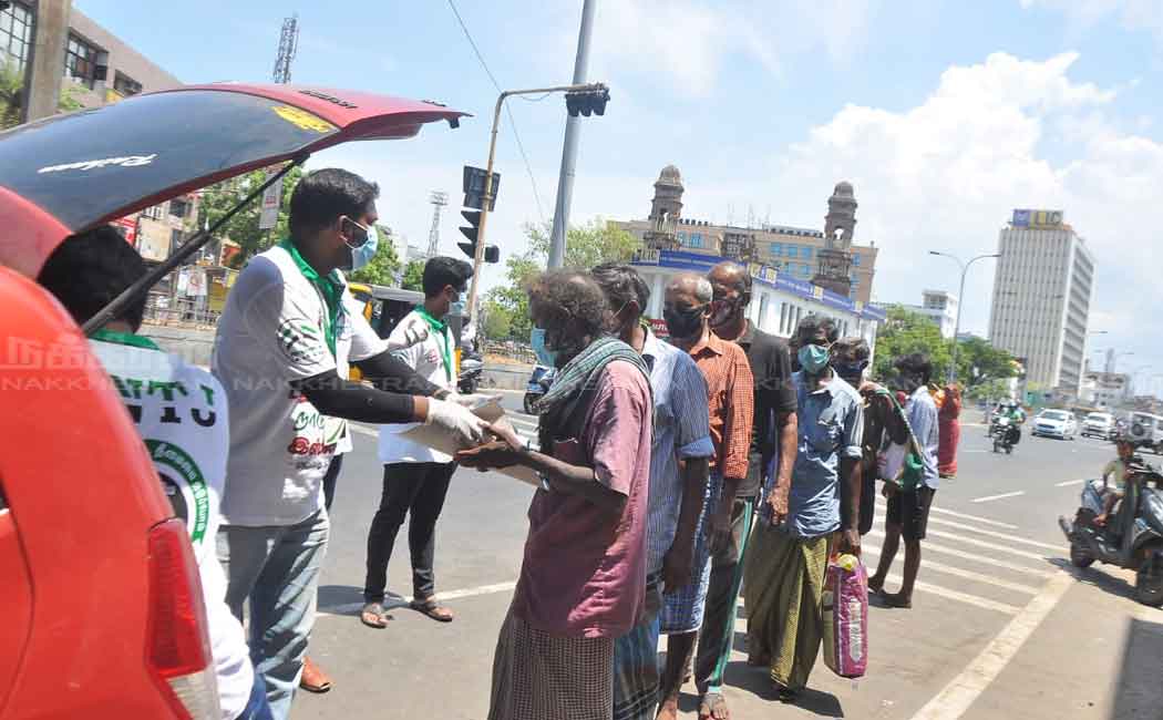Tamil Nadu Tawheed Jamaat distributed food parcels to those on the road