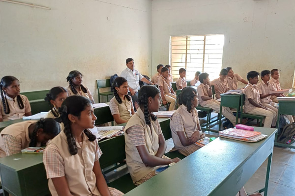 Minister sakkarapani New is conducting English classes for government school students at his own expense