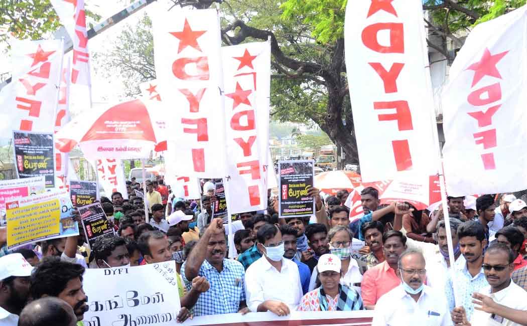 Youths rally in Chennai to fill 10 thousand gangman jobs ... (Pictures)
