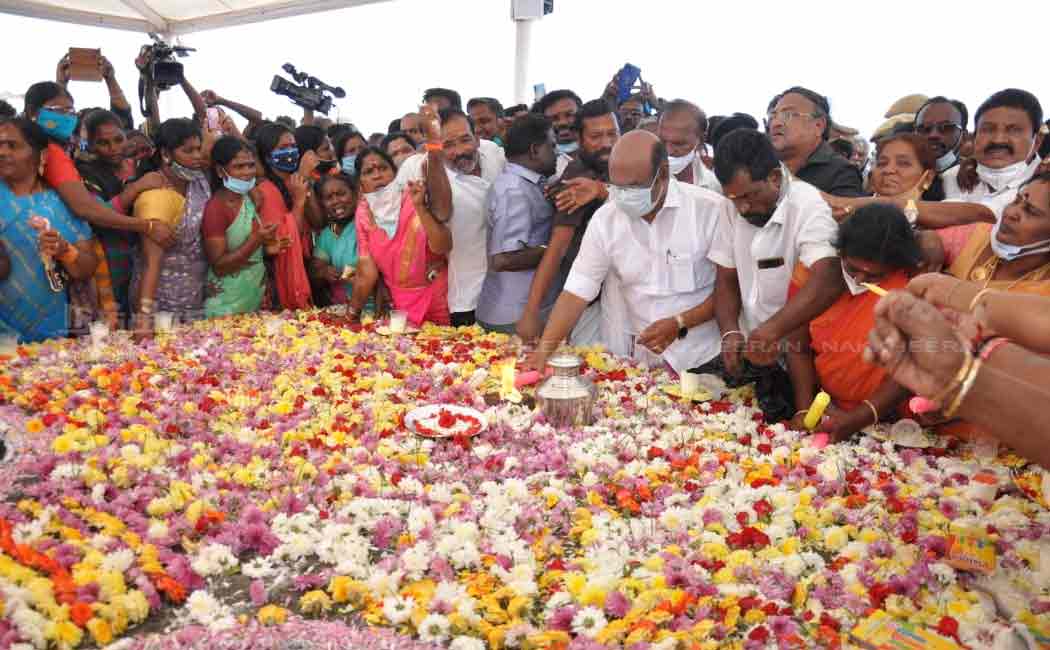 Minister Jayakumar paid homage by going to the boat and sprinkling flowers in the sea .. (Pictures)