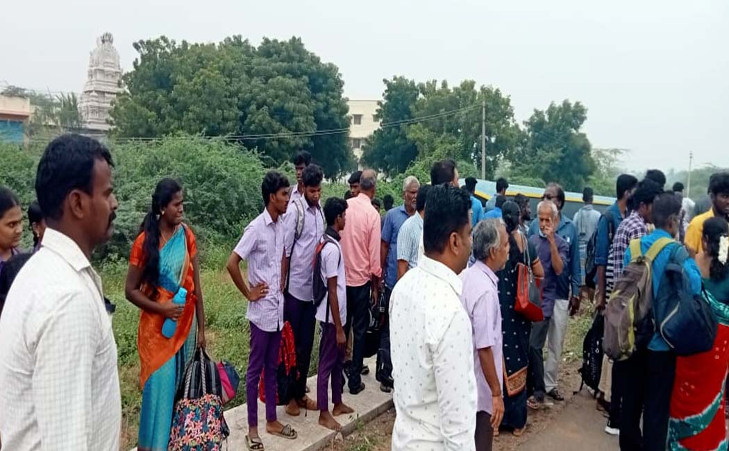 trichy college bus accident 40 passengers escaped
