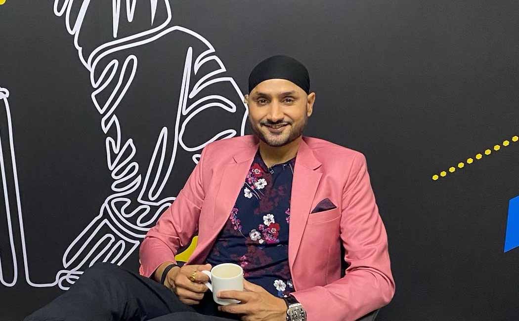 "Chennai Super Kings team first three overs to bowl ......" - Harbhajan Singh request!