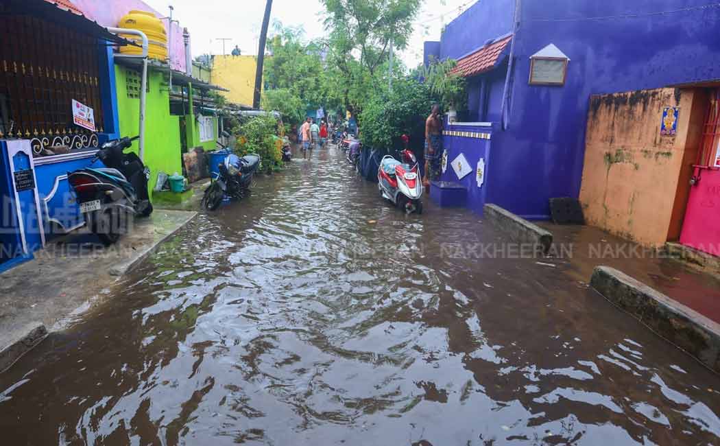Civilians suffer due to early morning rains (Pictures)