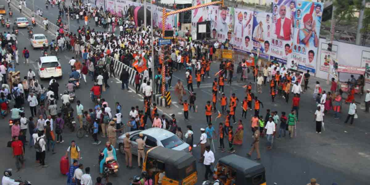 Welcome to Modi ... AIADMK flags that do not catch the eye!