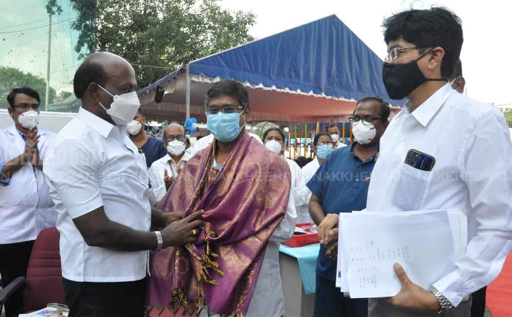 Minister who visited and greeted government doctors