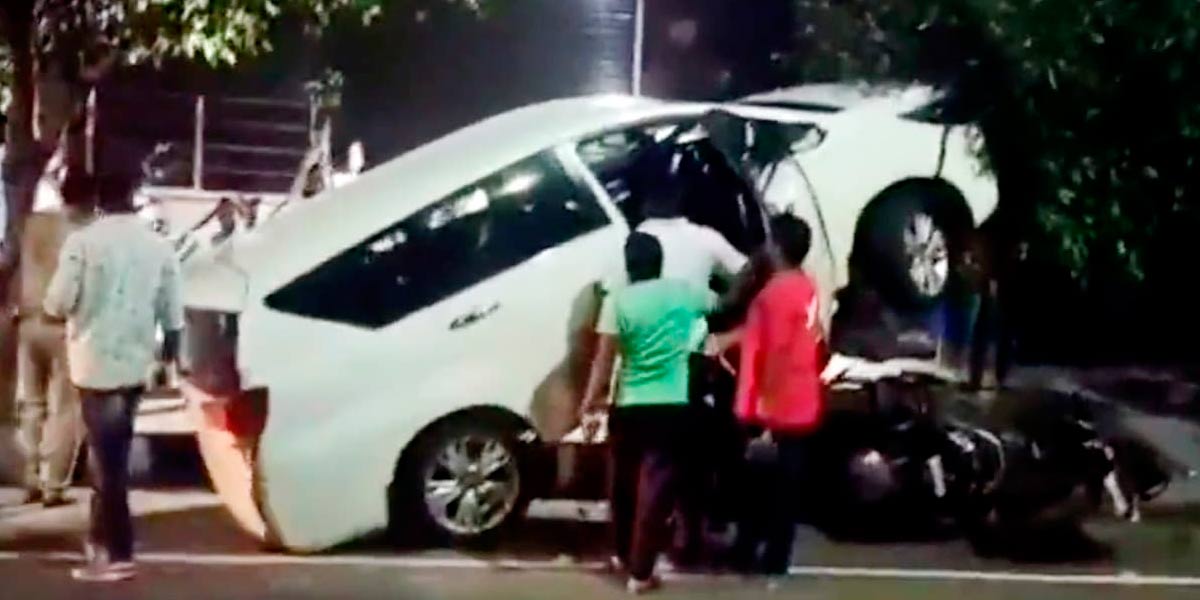 A car standing in the distance; The woman who caused the accident due to excessive intoxication