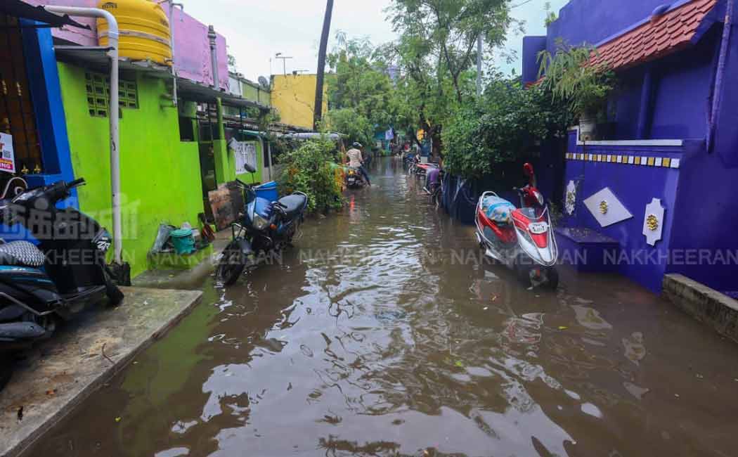 Civilians suffer due to early morning rains (Pictures)