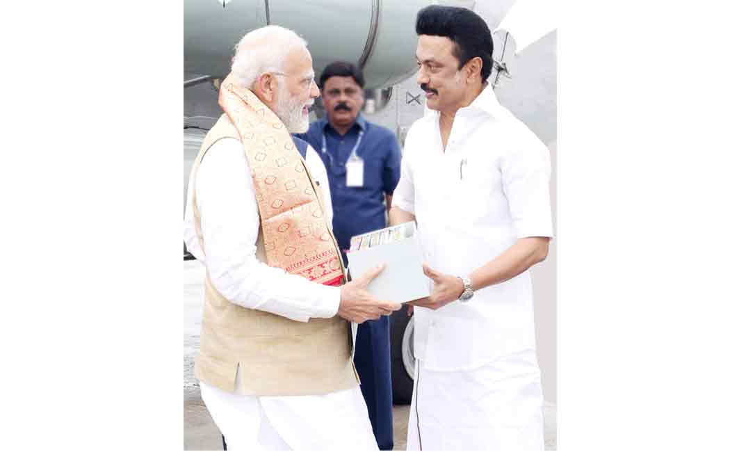 Ponni's Selvan presented the Chief Minister to the Prime Minister