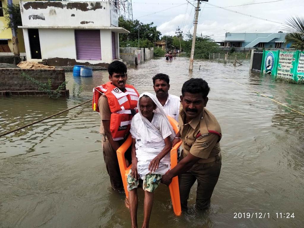 10 lakes filled with rainwater entering town ... Firefighters rescuing people!