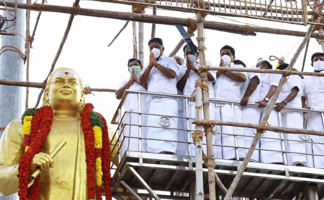 edappadi palanisamy and o.panneerselvam pay homage to muthuramalingam thever