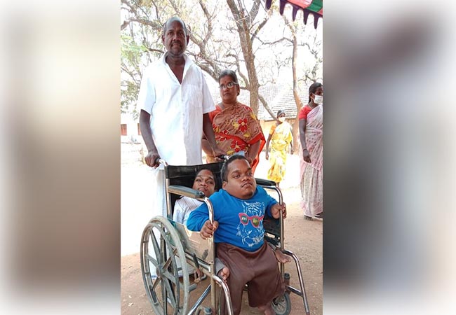 Two-foot-tall disabled people come in wheelchairs and vote! Have a sad background too !!