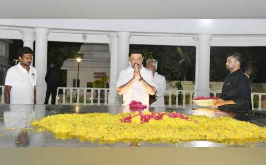 Chief Minister honors Anna - kalaignar Memorial