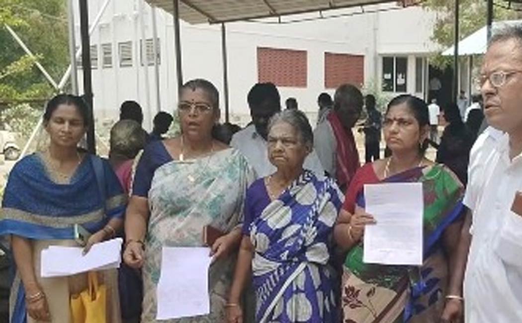 3 women complained to the collector alleging money fraud