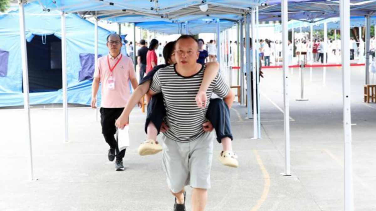 'Father carries daughter for 12 years' - inspiring self-confidence