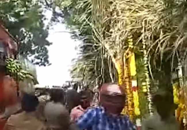 The next moment Amit Shah left, the staff cut the sugarcane and bananas competitively ... !!