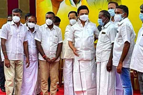 The incident where ADMK councilors joined hands with DMK has caused a great stir in Karur ..!