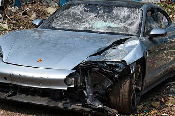 The public fighting against the boy for IT employees incident in luxury car collision in pune