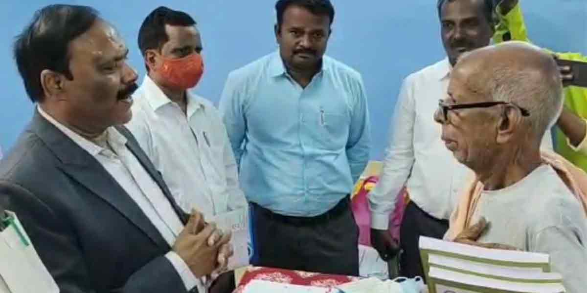 Age is not a barrier to study ... An old man who applied for the 25th degree at the age of 82!