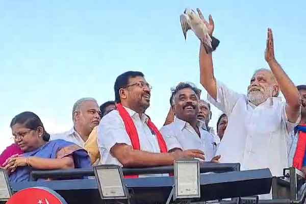 Minister I.Periyasamy who collected votes in the traditional manner