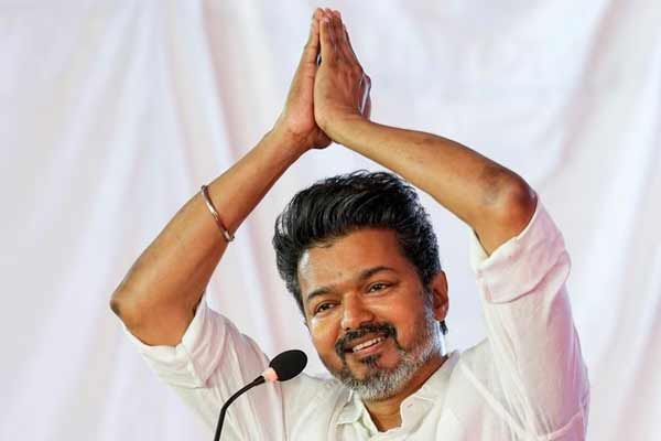 Vijay gives special prize conference to executives who recruit most members to party