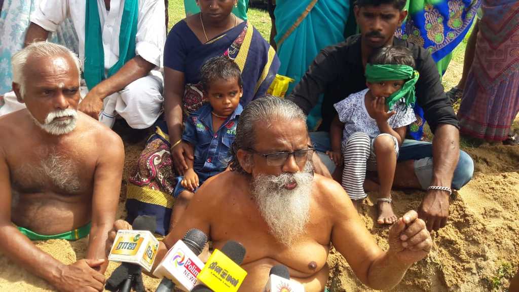 ayyakannu leads the protest in kaveri river