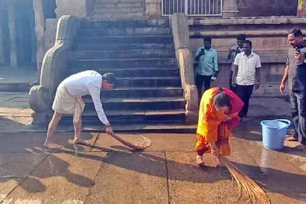 Governor R.N. Ravi was involved in the cleaning of the holy place.