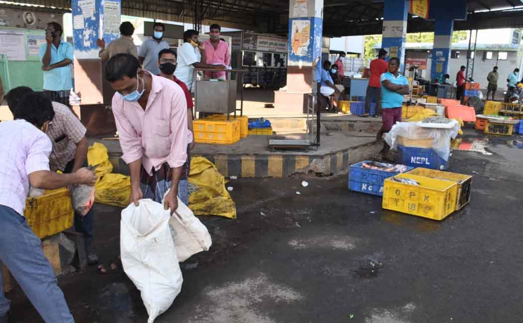 Bus station turned into a fish market - Sales slump due to high prices