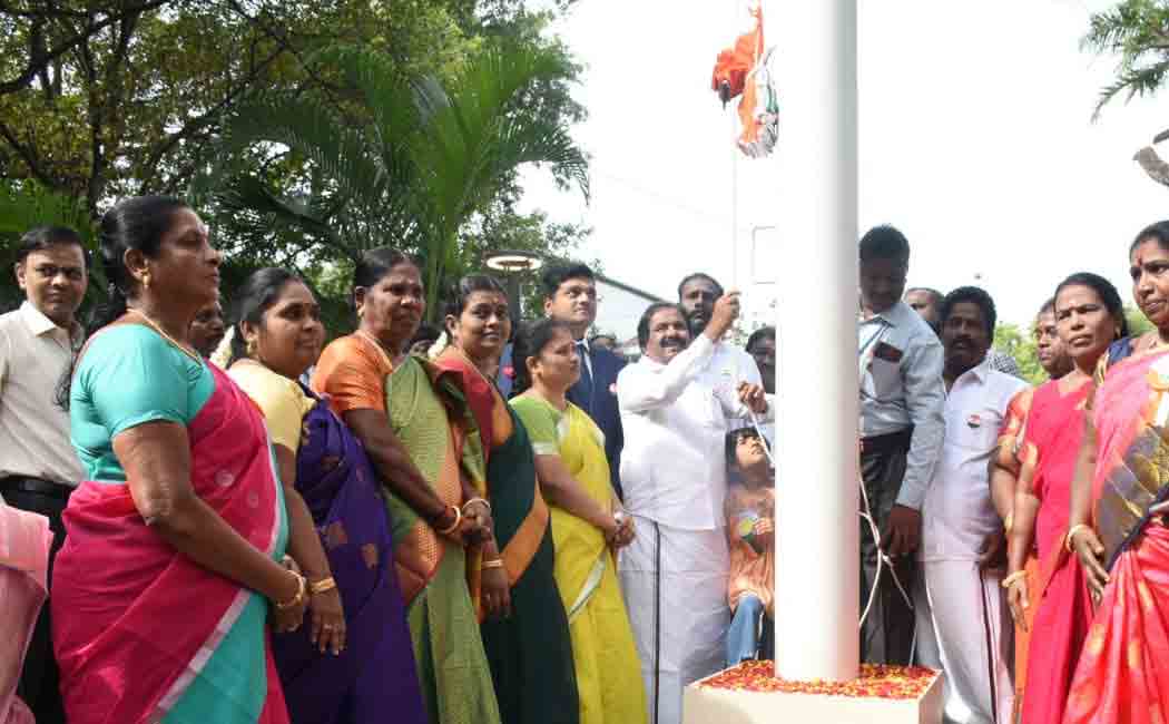 The mayor honored the government officials by hoisting the national flag