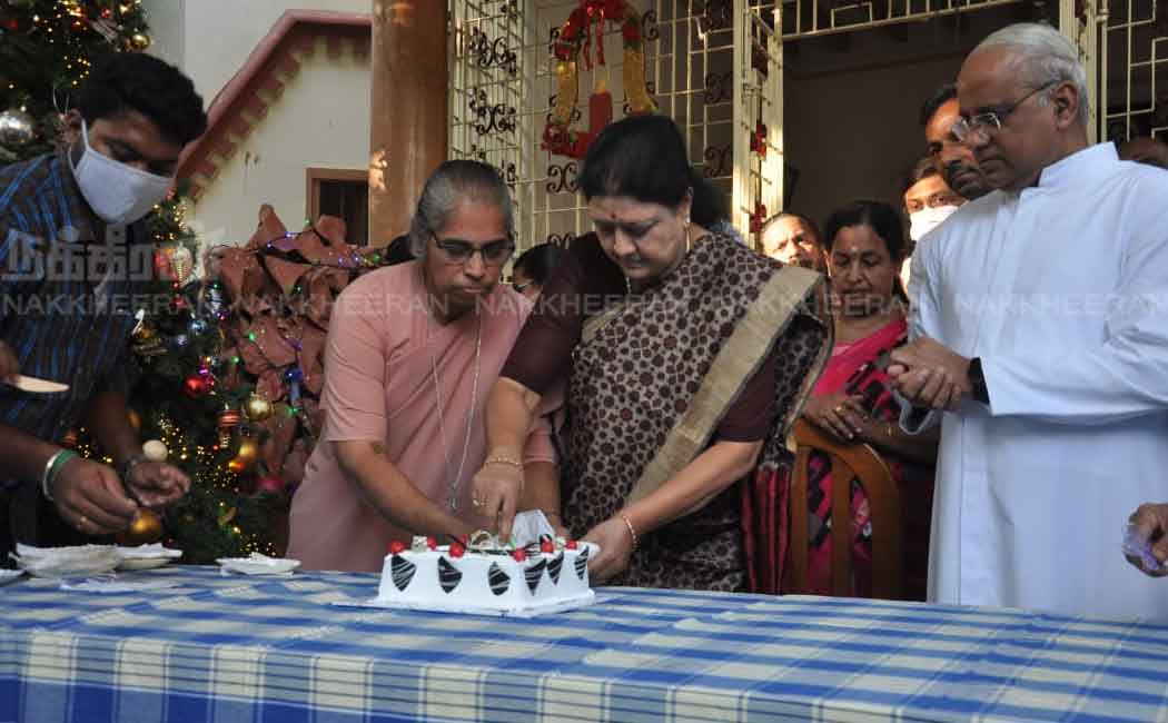 Sasikala celebrates Christmas at a old age home