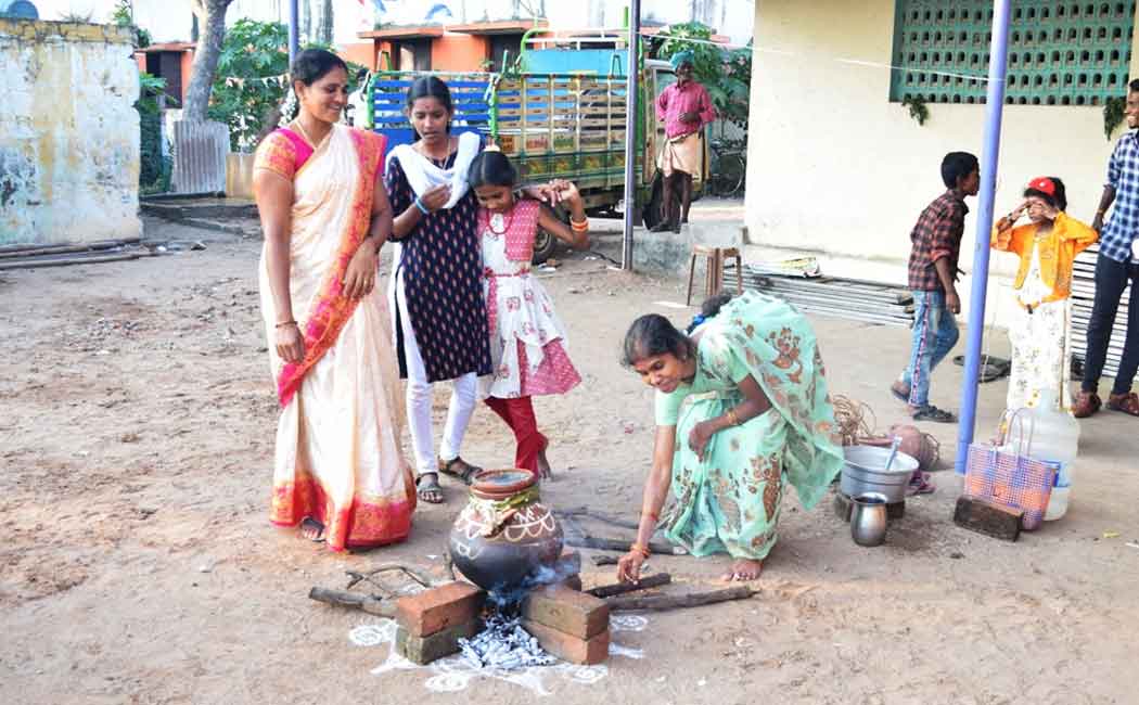 Women who lifted the stone! Pongal celebration