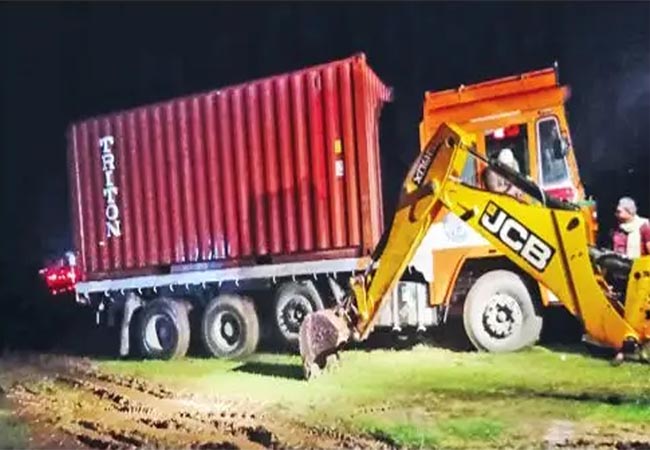 Truck smuggling with cashew nuts worth Rs 1.10 crore; 7 arrested including AIADMK ex-minister's son