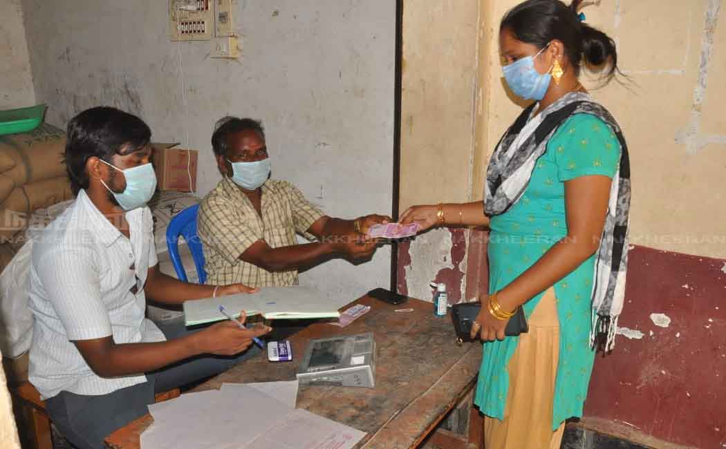 People gathered to buy the Corona relief fund of 2000 rupees