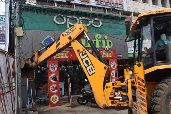 Shopkeepers argue with govt officials during encroachment