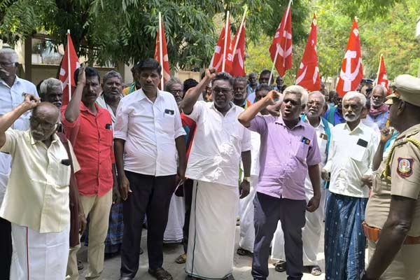 Farmers Association holds struggle at the sub Divisional Office