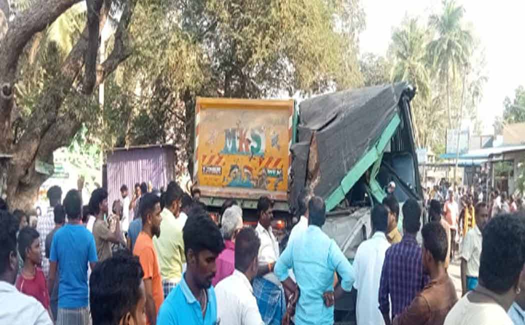A lorry and a government bus collide head-on in an accident! 30 people were injured