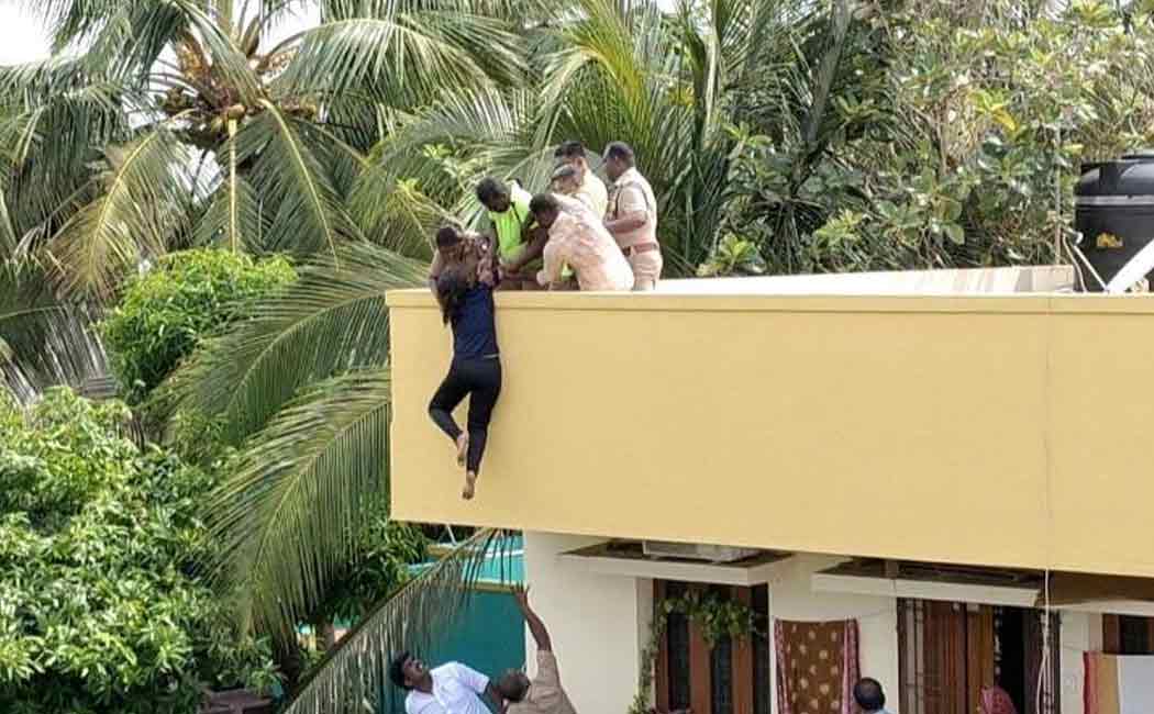 A student has threatened her parents after taking away her cell phone in Karaikudi