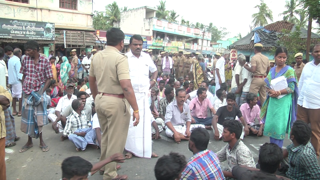 Police arresting people who hear storm relief; Thriller in Tiruvarur