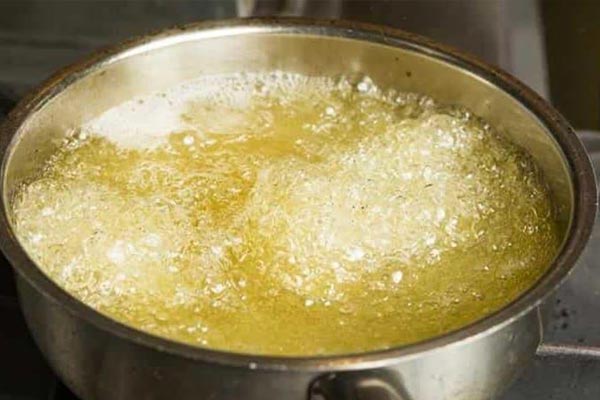 Wife pours boiling oil on sleeping husband!