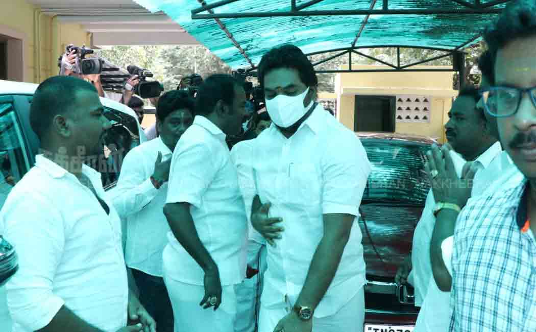 Thambidurai MP met O.P.S. at his residence