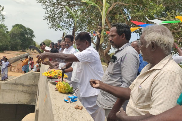 Farmers welcome by flowers and water on it when it arrived at delta district