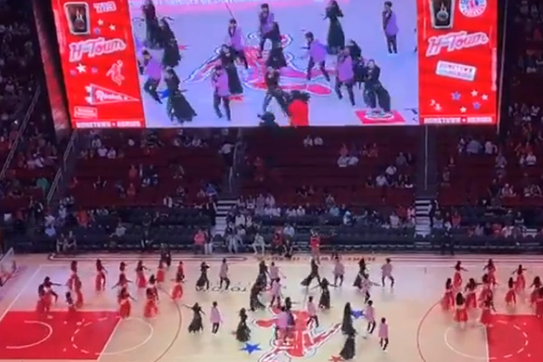 mahesh babu sree leela Kurchi Madatha Petti song played at NBA half time in US