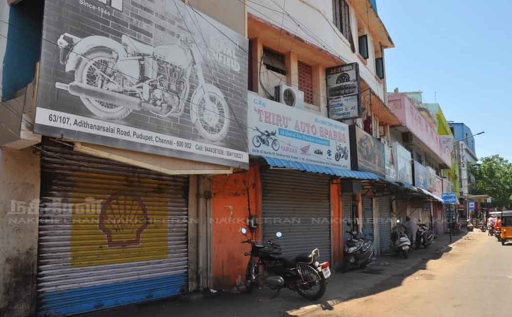 All shops in Puthuppettai completely closed