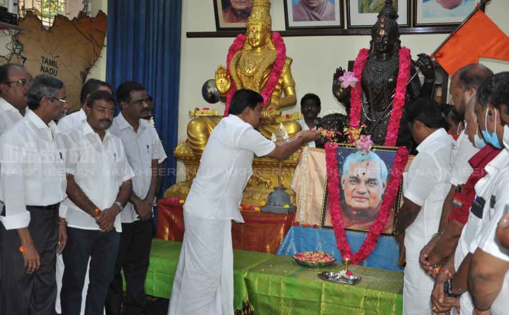 BJP pays homage to Vajbhai portrait