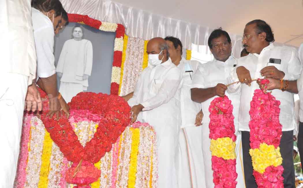 Leaders who paid floral tributes to the portrait of Muthuramalingam thevar