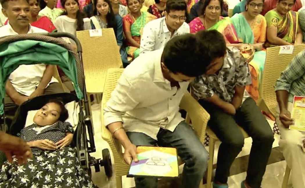 Who was the differently-abled student who gifted the painting to Vijay?