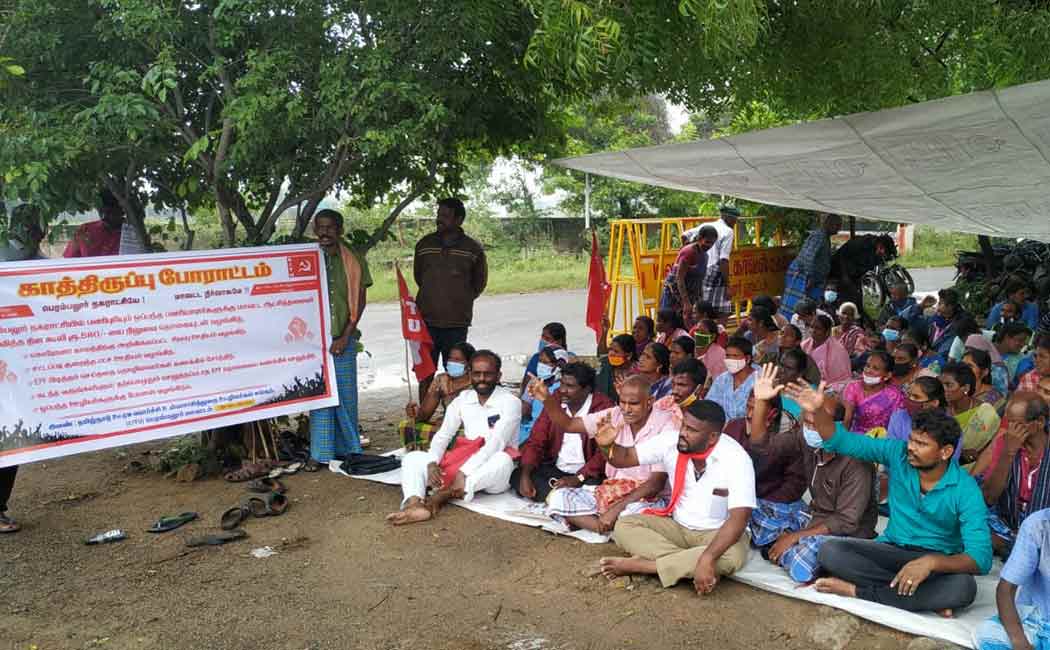 Contract employees involved in the struggle emphasizing various demands