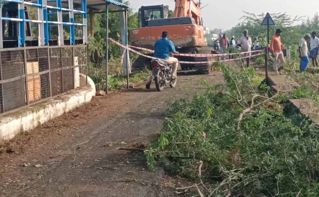 karur Cauvery small bridge has broken down affecting traffic